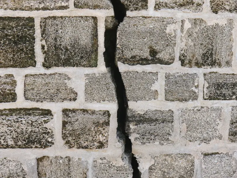 structural fault in brick wall